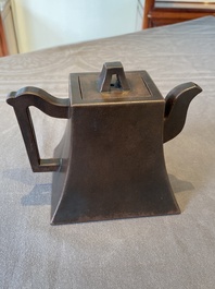 Th&eacute;i&egrave;re couverte en gr&egrave;s de Yixing, marque de Wen Ben Cang Hu 問本藏壺, Chine, R&eacute;publique