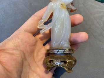 Deux sculptures de filles de la R&eacute;volution Culturelle en agate et malachite, Chine