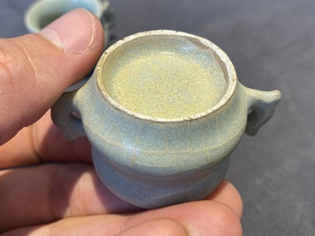 Een paar Chinese Longquan celadon vogelvoederbakjes, Ming