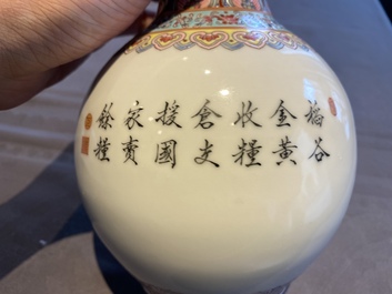 Vier Chinese vazen met Culturele Revolutie decor van landbouwers en kinderen, Zhong Guo Jing De Zhen Zhi 中國景德鎮製 merk