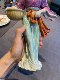 Sculpture d'une femme de la R&eacute;volution Culturelle en porcelaine de Chine