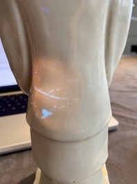 Sculpture d'une femme russe de la R&eacute;volution Culturelle en porcelaine de Chine