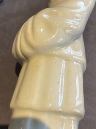 Sculpture d'une femme russe de la R&eacute;volution Culturelle en porcelaine de Chine
