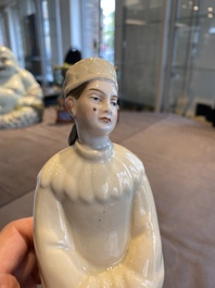 Sculpture d'une femme russe de la R&eacute;volution Culturelle en porcelaine de Chine