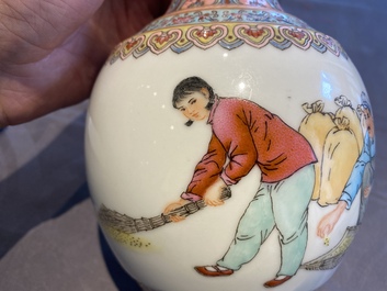 Vier Chinese vazen met Culturele Revolutie decor van landbouwers en kinderen, Zhong Guo Jing De Zhen Zhi 中國景德鎮製 merk