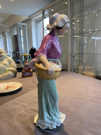Sculpture d'une femme de la R&eacute;volution Culturelle en porcelaine de Chine
