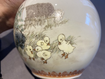 Vier Chinese vazen met Culturele Revolutie decor van boeren en kinderen, Zhong Guo Jing De Zhen Zhi 中國景德鎮製 merk, 20e eeuw