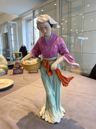 Sculpture d'une femme de la R&eacute;volution Culturelle en porcelaine de Chine
