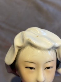 Sculpture d'une femme de la R&eacute;volution Culturelle en porcelaine de Chine