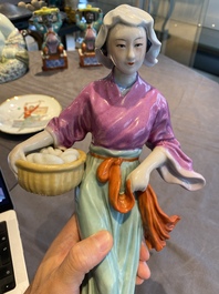 Sculpture d'une femme de la R&eacute;volution Culturelle en porcelaine de Chine
