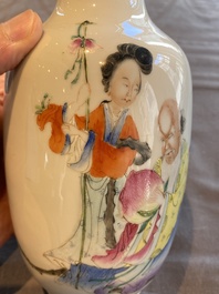 Een Chinese famille rose 'Shou Lao' vaas, Hongxian merk, 20e eeuw