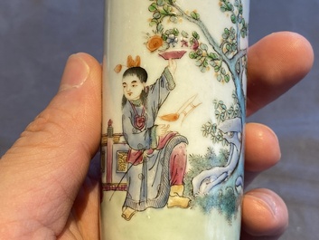 Paire de vases de forme rouleau en porcelaine de Chine famille rose, marque de Qianlong, R&eacute;publique