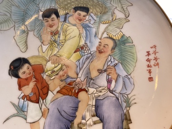 Cinq plats en porcelaine de Chine &agrave; d&eacute;cor de la R&eacute;volution Culturelle, sign&eacute;s Wu Kang 吳康, Zhang Wenchao 章文超 et Zhao Huimin 趙惠民, dat&eacute;s '72 et '75