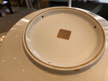 Cinq plats en porcelaine de Chine &agrave; d&eacute;cor de la R&eacute;volution Culturelle, sign&eacute;s Wu Kang 吳康, Zhang Wenchao 章文超 et Zhao Huimin 趙惠民, dat&eacute;s '72 et '75