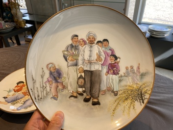 Cinq plats en porcelaine de Chine &agrave; d&eacute;cor de la R&eacute;volution Culturelle, sign&eacute;s Wu Kang 吳康, Zhang Wenchao 章文超 et Zhao Huimin 趙惠民, dat&eacute;s '72 et '75
