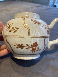 Drie Chinese blauw-witte en famille rose schotels, een theepot, een kom en een zhadou, 18/19e eeuw