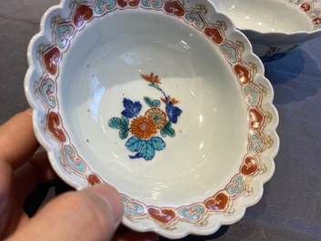 A pair of Japanese Kakiemon bowls with floral design, Edo, 17/18th C.