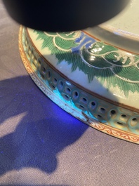 Drie Chinese blauw-witte en famille rose schotels, een theepot, een kom en een zhadou, 18/19e eeuw