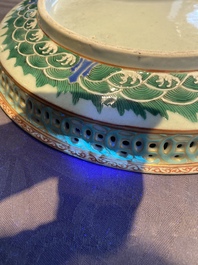 Drie Chinese blauw-witte en famille rose schotels, een theepot, een kom en een zhadou, 18/19e eeuw