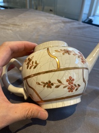 Drie Chinese blauw-witte en famille rose schotels, een theepot, een kom en een zhadou, 18/19e eeuw