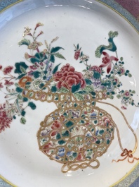 Drie Chinese blauw-witte en famille rose schotels, een theepot, een kom en een zhadou, 18/19e eeuw