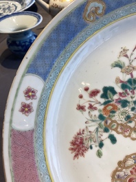 Drie Chinese blauw-witte en famille rose schotels, een theepot, een kom en een zhadou, 18/19e eeuw