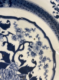 Drie Chinese blauw-witte en famille rose schotels, een theepot, een kom en een zhadou, 18/19e eeuw