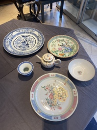 Drie Chinese blauw-witte en famille rose schotels, een theepot, een kom en een zhadou, 18/19e eeuw
