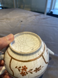 Drie Chinese blauw-witte en famille rose schotels, een theepot, een kom en een zhadou, 18/19e eeuw