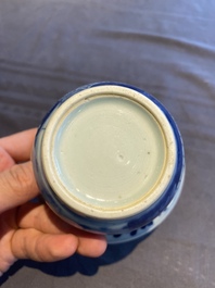 Drie Chinese blauw-witte en famille rose schotels, een theepot, een kom en een zhadou, 18/19e eeuw