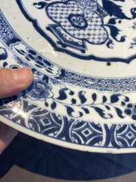 Drie Chinese blauw-witte en famille rose schotels, een theepot, een kom en een zhadou, 18/19e eeuw
