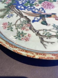 Drie Chinese blauw-witte en famille rose schotels, een theepot, een kom en een zhadou, 18/19e eeuw