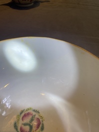 Drie Chinese blauw-witte en famille rose schotels, een theepot, een kom en een zhadou, 18/19e eeuw