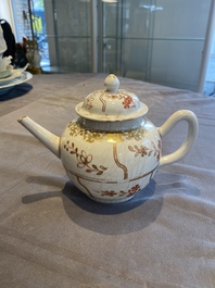 Drie Chinese blauw-witte en famille rose schotels, een theepot, een kom en een zhadou, 18/19e eeuw