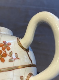 Drie Chinese blauw-witte en famille rose schotels, een theepot, een kom en een zhadou, 18/19e eeuw