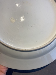 Drie Chinese blauw-witte en famille rose schotels, een theepot, een kom en een zhadou, 18/19e eeuw