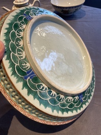 Drie Chinese blauw-witte en famille rose schotels, een theepot, een kom en een zhadou, 18/19e eeuw
