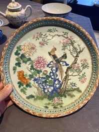 Drie Chinese blauw-witte en famille rose schotels, een theepot, een kom en een zhadou, 18/19e eeuw