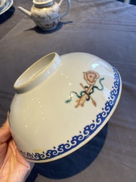 Drie Chinese blauw-witte en famille rose schotels, een theepot, een kom en een zhadou, 18/19e eeuw