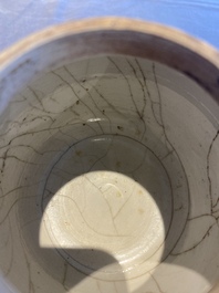 Drie Chinese blauw-witte en famille rose schotels, een theepot, een kom en een zhadou, 18/19e eeuw