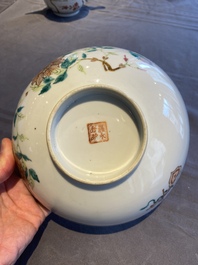 Drie Chinese blauw-witte en famille rose schotels, een theepot, een kom en een zhadou, 18/19e eeuw