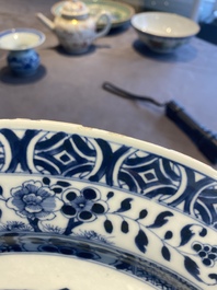 Drie Chinese blauw-witte en famille rose schotels, een theepot, een kom en een zhadou, 18/19e eeuw