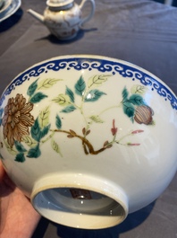 Drie Chinese blauw-witte en famille rose schotels, een theepot, een kom en een zhadou, 18/19e eeuw