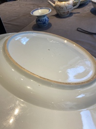 Drie Chinese blauw-witte en famille rose schotels, een theepot, een kom en een zhadou, 18/19e eeuw