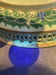 Drie Chinese blauw-witte en famille rose schotels, een theepot, een kom en een zhadou, 18/19e eeuw
