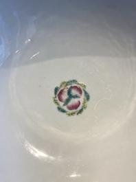 Drie Chinese blauw-witte en famille rose schotels, een theepot, een kom en een zhadou, 18/19e eeuw
