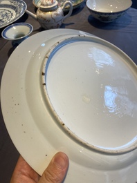 Drie Chinese blauw-witte en famille rose schotels, een theepot, een kom en een zhadou, 18/19e eeuw