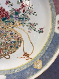 Drie Chinese blauw-witte en famille rose schotels, een theepot, een kom en een zhadou, 18/19e eeuw