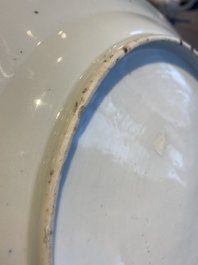 Drie Chinese blauw-witte en famille rose schotels, een theepot, een kom en een zhadou, 18/19e eeuw