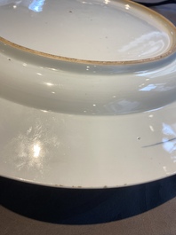 Drie Chinese blauw-witte en famille rose schotels, een theepot, een kom en een zhadou, 18/19e eeuw